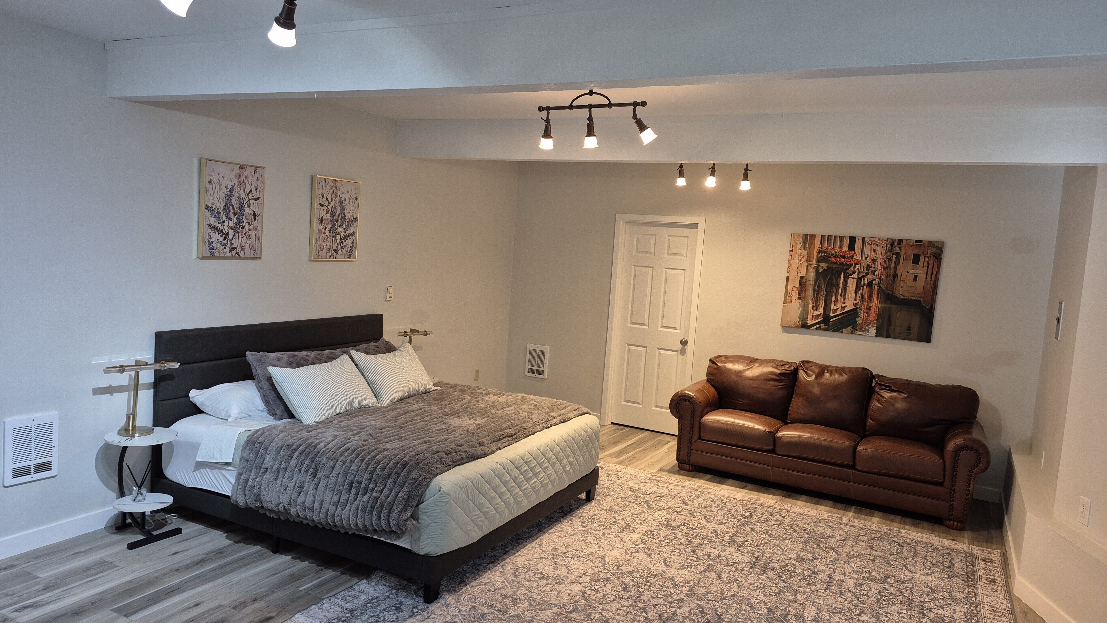 3 chambres, fer et planche à repasser, Wi-Fi, draps fournis