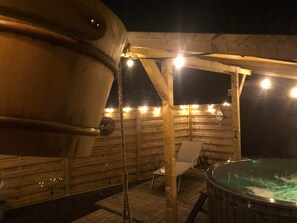 Bañera de hidromasaje al aire libre