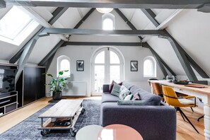 Fernseher, DVD-Player, Bücher, Stereoanlage