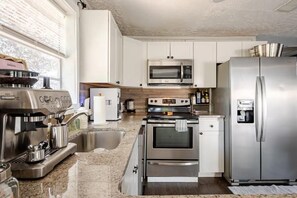 Kylskåp, mikrovågsugn, ugn och spishäll