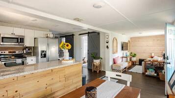 Køleskab, mikrobølgeovn, ovn, kogeplade