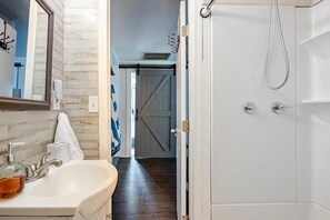 Ducha, artículos de higiene personal ecológicos y secador de pelo