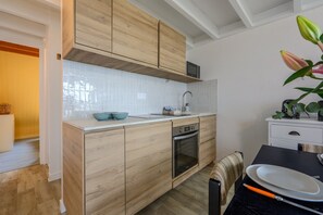 Kühlschrank, Mikrowelle, Ofen, Wasserkocher mit Kaffee-/Teezubehör