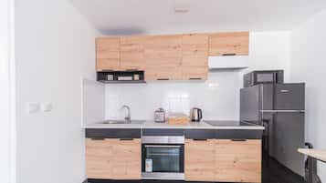 Refrigerador, microondas, horno y cafetera y tetera