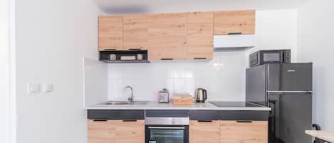 Refrigerador, microondas, horno y cafetera y tetera