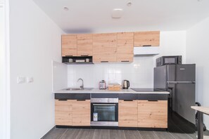 ثلاجة، ميكروويف، فرن، ماكينة لصنع القهوة/الشاي