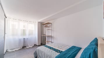 1 habitación, tabla de planchar con plancha, wifi gratis y ropa de cama