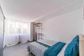 1 habitación, tabla de planchar con plancha, wifi gratis y ropa de cama 