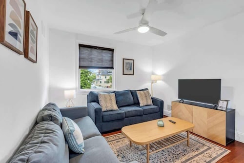 2BR Guest House - Sleeps 6 - Walk to Beach & Fun