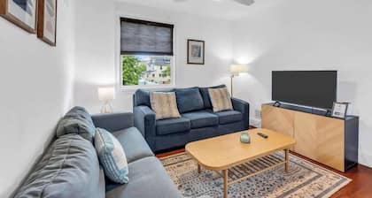 2BR Guest House - Sleeps 6 - Walk to Beach & Fun