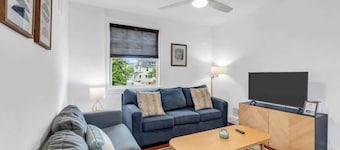 2BR Guest House - Sleeps 6 - Walk to Beach & Fun