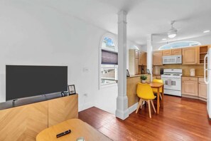 Frigorífico, microondas, horno y placa de cocina