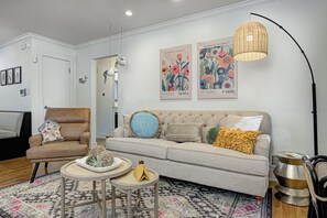 Smart TV - Perfect Fall Getaway: Hot Tub, Bikes, & Dog Friendly in Heart of Broad Ripple! (Indianapolis)