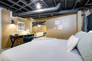 2 soverom, skrivebord, strykejern/-brett og reiseseng for barn