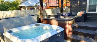Perfect Fall Getaway: Hot Tub, Bikes, & Dog Friendly in Heart of Broad Ripple!