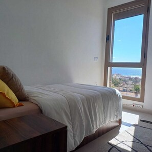 3 soverom, skrivebord, reiseseng for barn og wi-fi (inkludert)