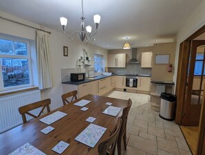 Dining - Central, detached with parking (Llanberis)