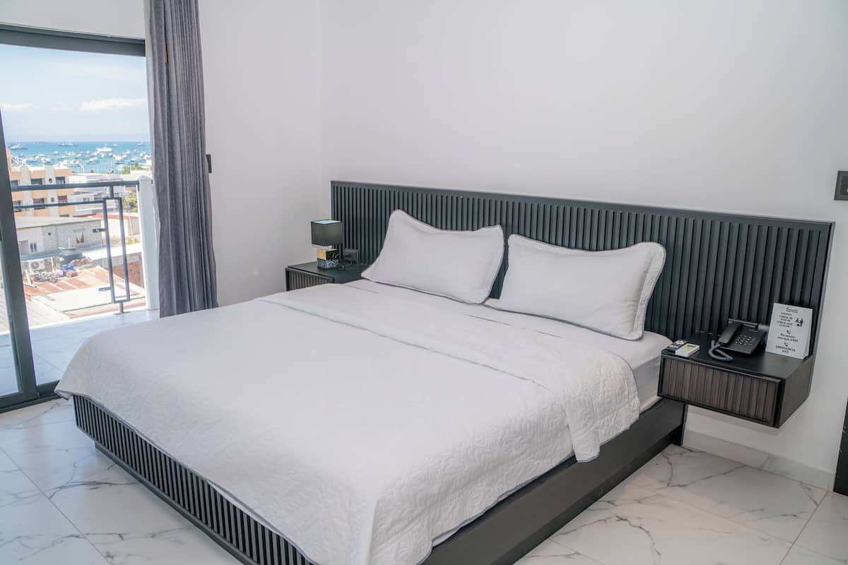 Singola Deluxe, balcone, vista mare | Tende oscuranti, insonorizzazione, ferro/asse da stiro, Wi-Fi gratuito