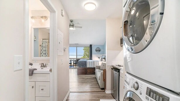 Deluxe Condo, Lake View | Laundry - Sunset View Studio Condo The Shores 5587 (Williamsburg)