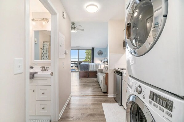 Deluxe Condo, Lake View | Laundry - Sunset View Studio Condo The Shores 5587 (Williamsburg)