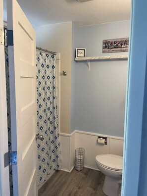 Deluxe appartement, uitzicht op meer | Badkamer