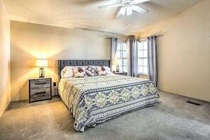 3 bedrooms, desk, free WiFi, bed sheets - 12+ Acre Family and Pet Friendly Horse Property w/ Riding Trails and Pool! (Tonopah)