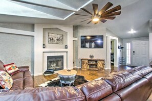 Smart TV, fireplace, table tennis - 12+ Acre Family and Pet Friendly Horse Property w/ Riding Trails and Pool! (Tonopah)