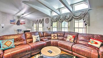 Smart TV, fireplace, table tennis