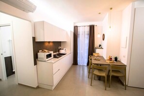 Fridge, microwave, oven, stovetop - Trastevere 8.2, Casa Malupa Trastevere 8.2 (Roma)