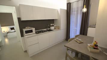 Frigorifero, microonde, forno, piano cottura