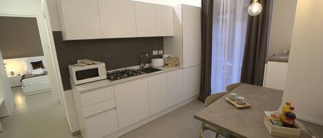 Jääkaappi, mikroaaltouuni, uuni, liesi