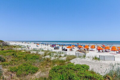 Lovely Villa in Sea Pines, 2-Min Walk to Beach, Marina, Pool, Braddock Cove View