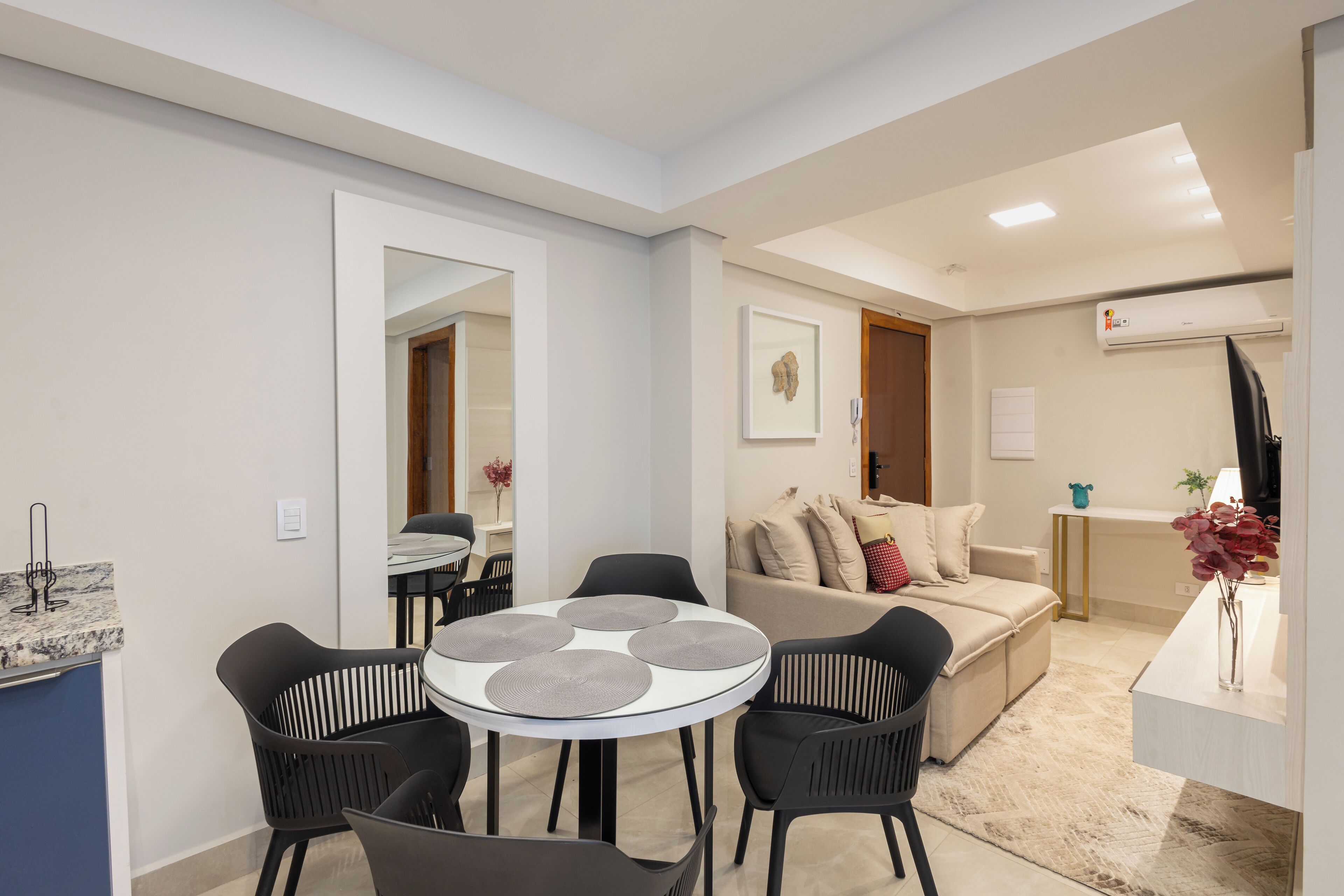 Apartamento luxo, 2 quartos | Área de estar | Smart TV 50 polegadas com canais digitais
