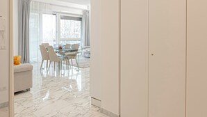 Um interior moderno com uma área de jantar, um sofá e um guarda-roupa.