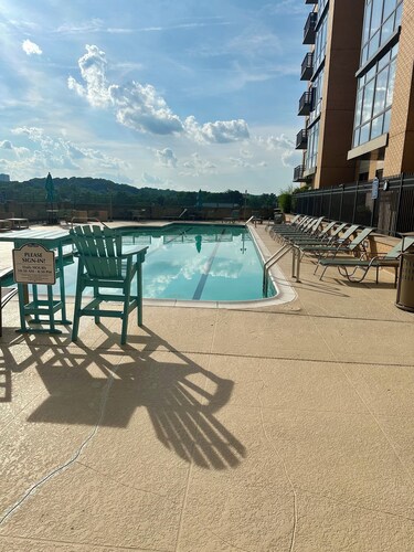 Beautiful Arlington Apartment with Pool & free Parking!