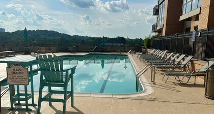 Beautiful Arlington Apartment with Pool & free Parking!
