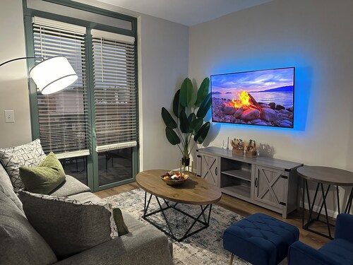 Beautiful Arlington Apartment with Pool & free Parking!