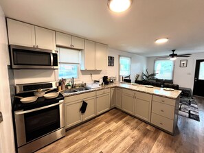 Fridge, microwave, oven, stovetop - 12 mins to DT, 2 BR, Free Parking, A/C, Sleeps 5 (Atlanta)