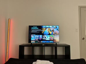 2 bedrooms, desk, iron/ironing board, free WiFi - 12 mins to DT, 2 BR, Free Parking, A/C, Sleeps 5 (Atlanta)