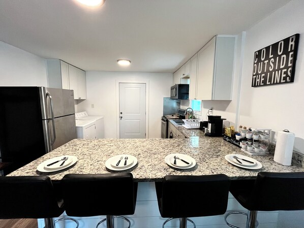 Fridge, microwave, oven, stovetop - 12 mins to DT, 2 BR, Free Parking, A/C, Sleeps 5 (Atlanta)