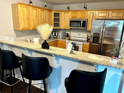 Gainesville 3BR | 5 Queen Beds, Sleeps 10