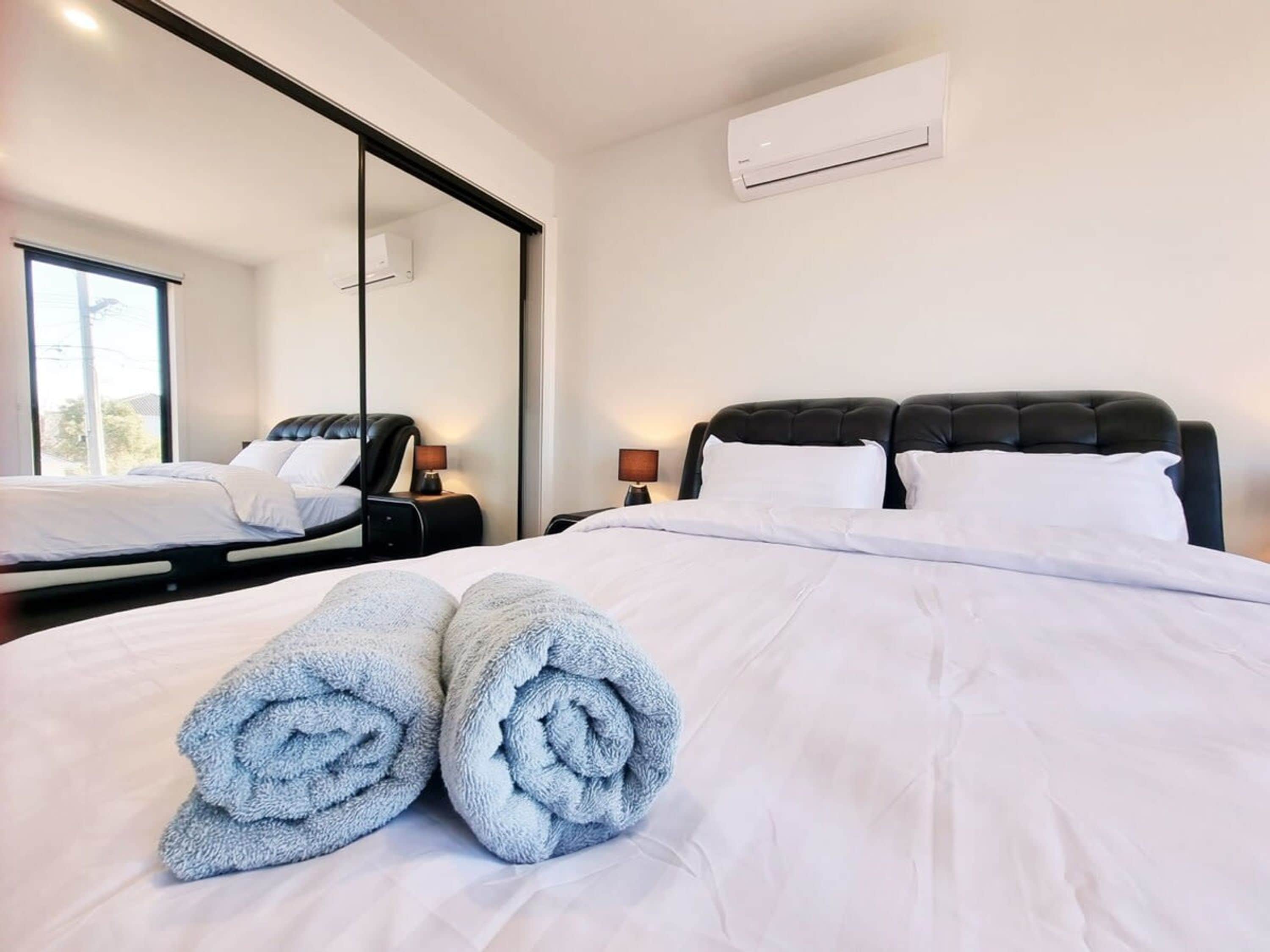 House | 2 bedrooms, desk, Internet