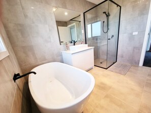 House | 2 bedrooms, desk, Internet - Brand new House - Modern Home in Great Location (Sunshine)