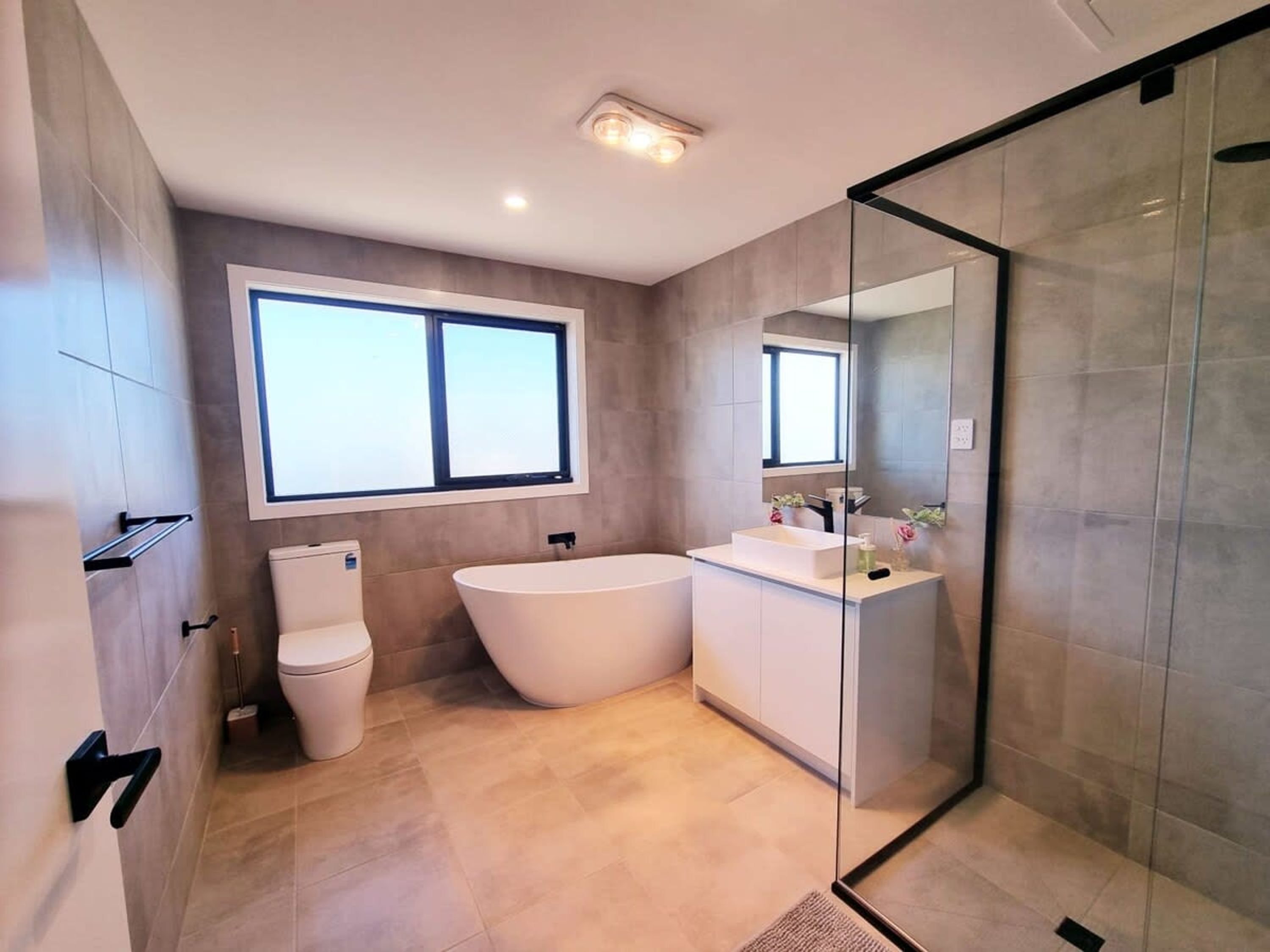 2 bedrooms, desk, Internet