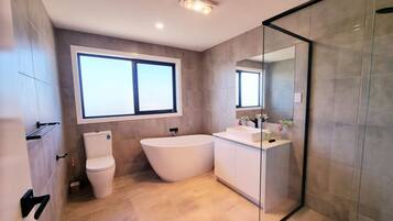 2 bedrooms, desk, Internet