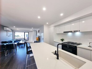 Casa | 2 camere, una scrivania, Internet