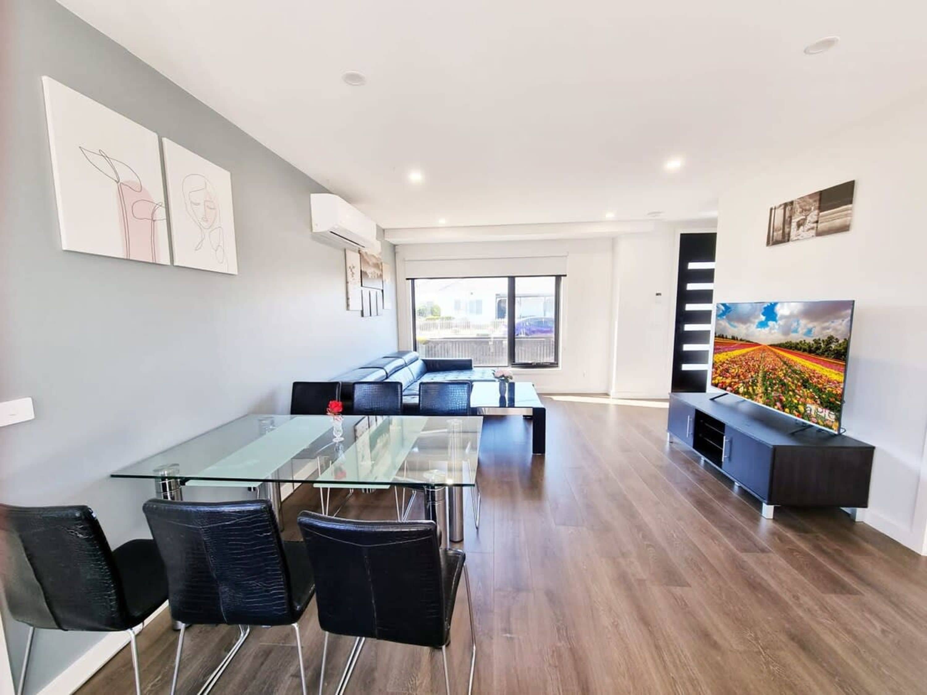 2 bedrooms, desk, Internet