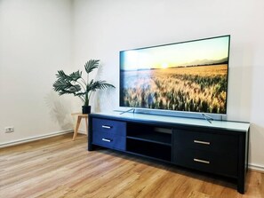 Talo | 4 makuuhuonetta, tallelokero huoneessa, työpöytä, silitysrauta/-lauta