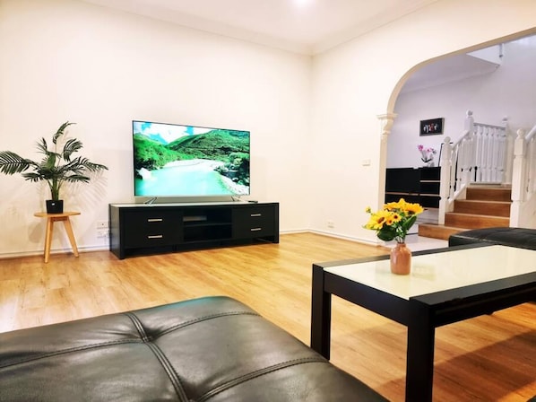 House | 4 bedrooms, in-room safe, desk, iron/ironing board