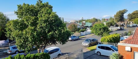 House | 4 bedrooms, in-room safe, desk, iron/ironing board